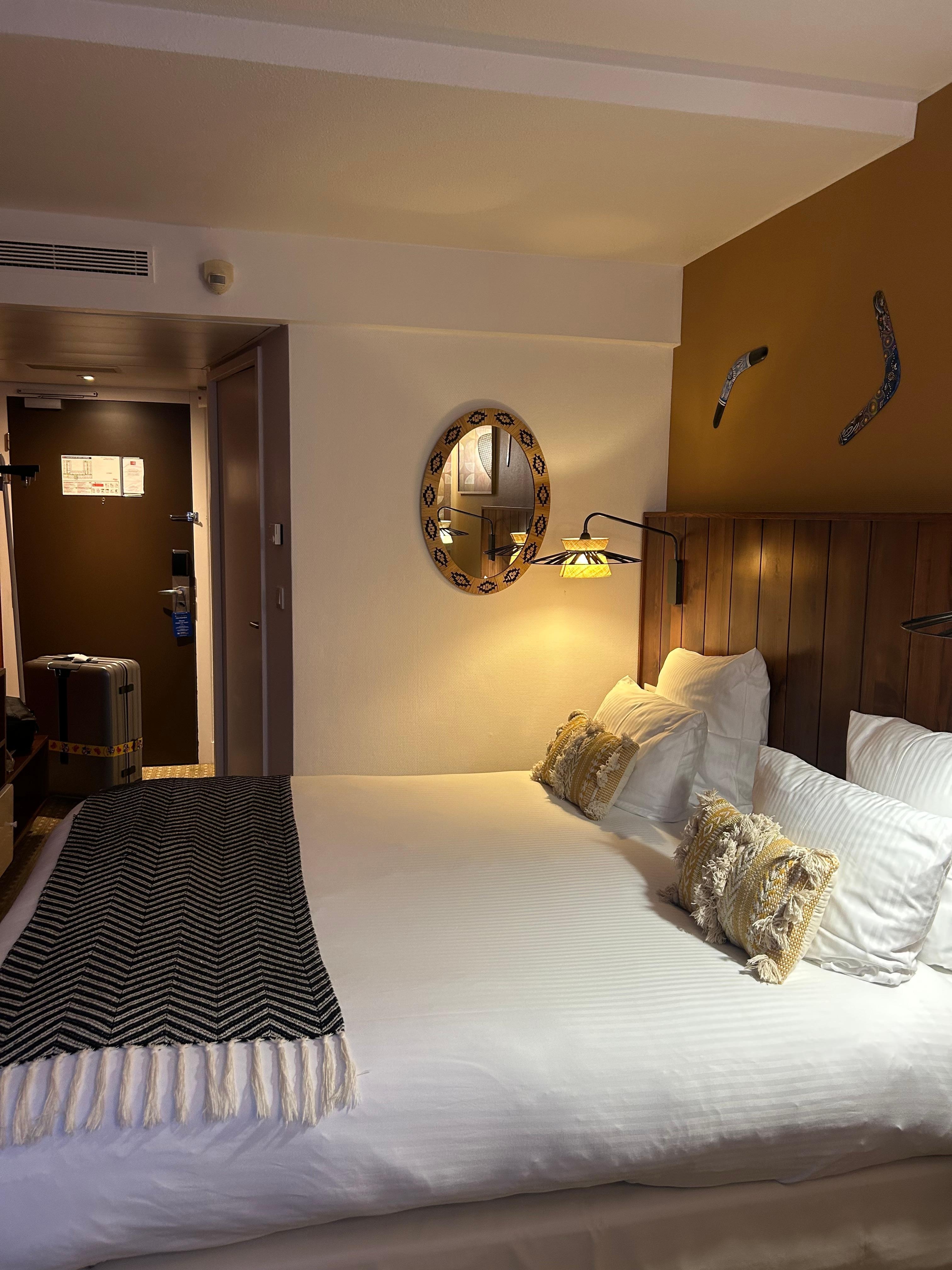 部屋の窓側から撮った写真です。左側には机とコーヒーマシンなどがあり、右側にはテーブルと1人用のソファのようなものがありました。