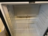 Frigo sale, cela doit faire un moment qu’il n’a pas été nettoyé. Honte à l’hébergeur