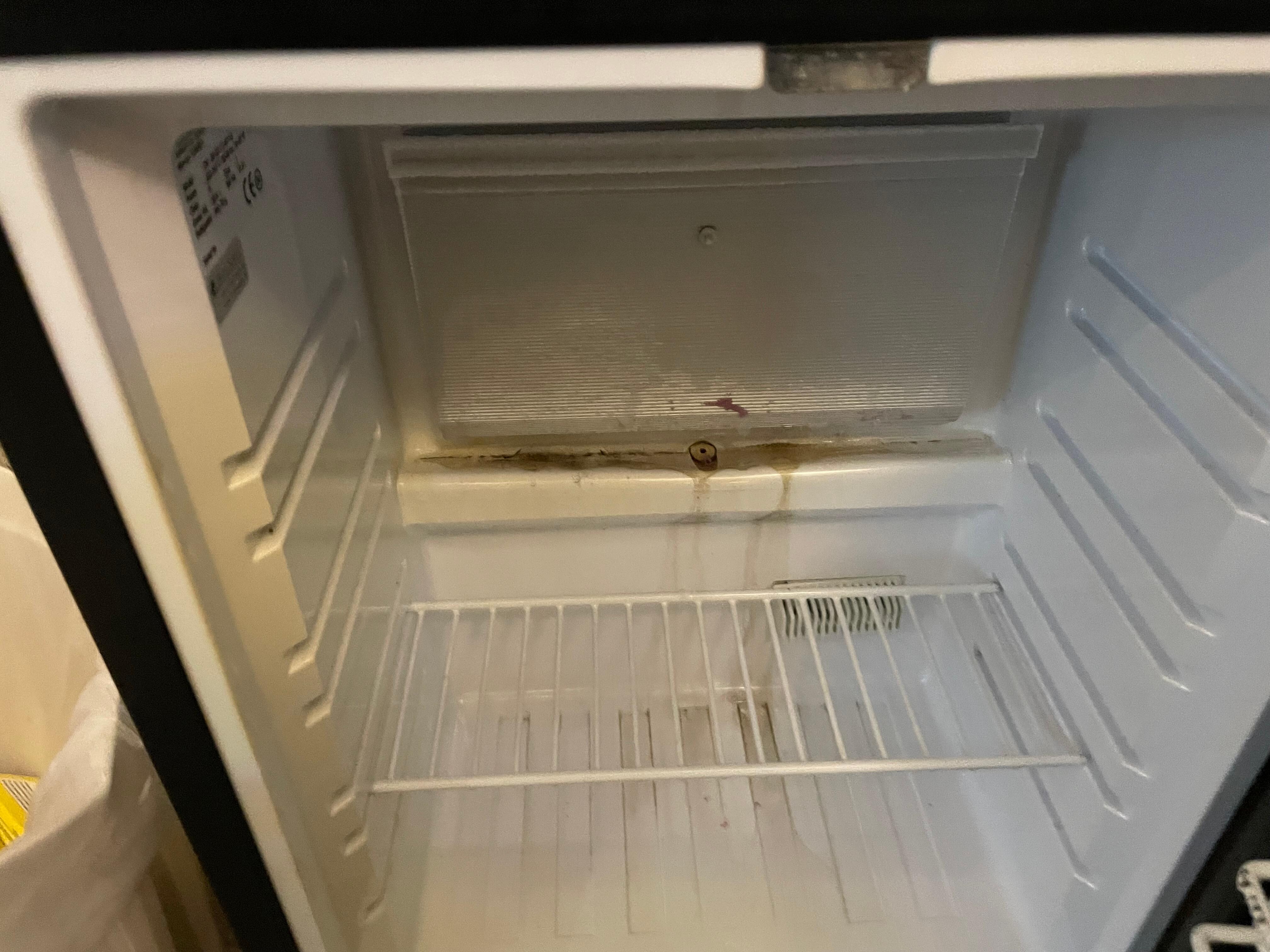 Frigo sale, cela doit faire un moment qu’il n’a pas été nettoyé. Honte à l’hébergeur 
