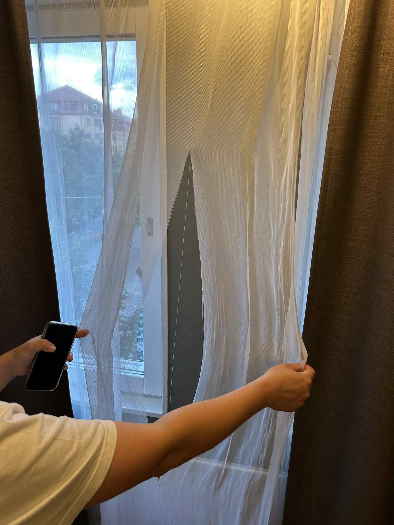 Sådan så det ud da vi check ind+ slik og vat pind under plettet madras i børneseng 