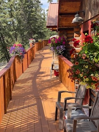 The porch connecting several of the cabins
