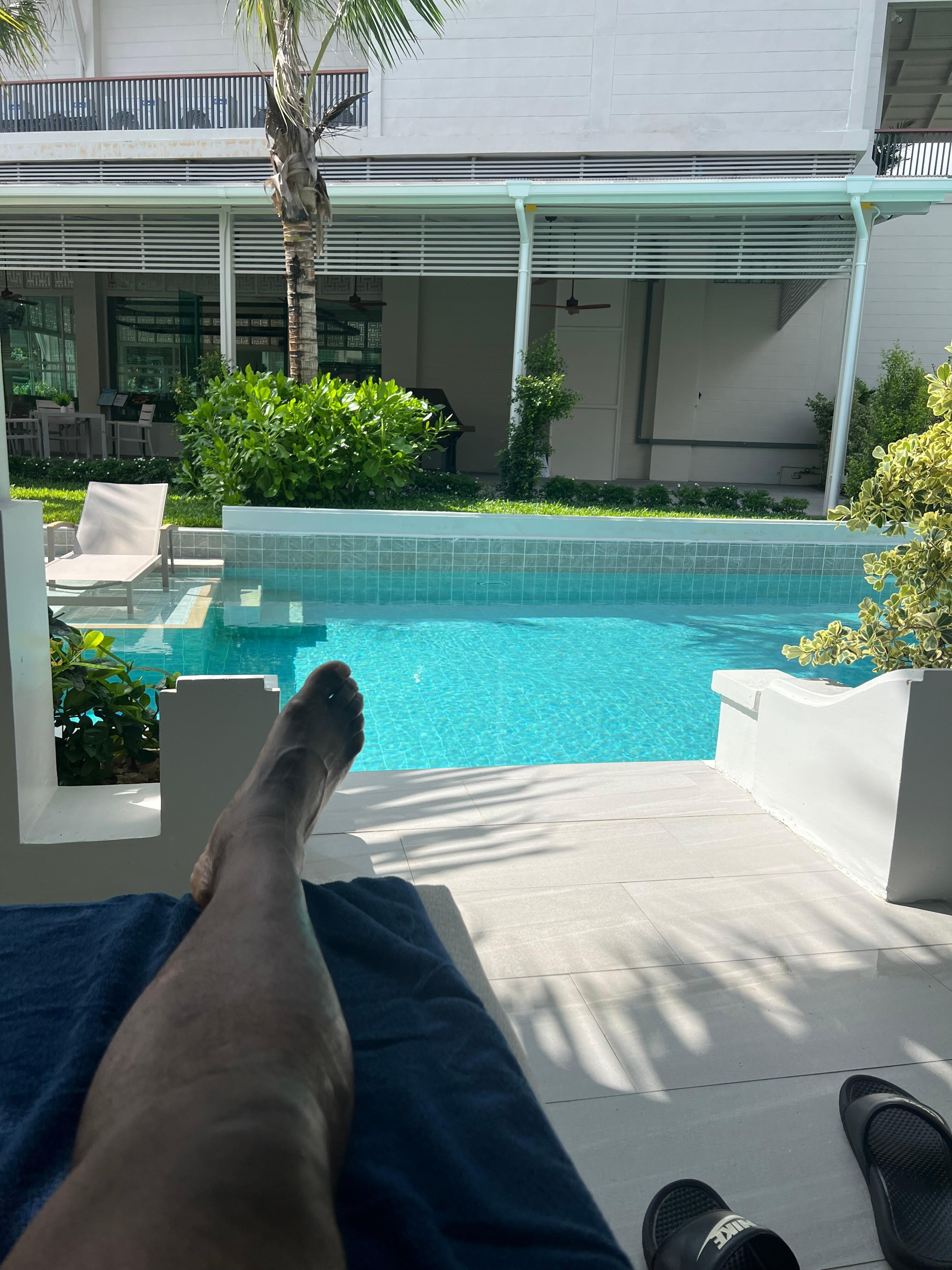 Relaxing at the poolsode