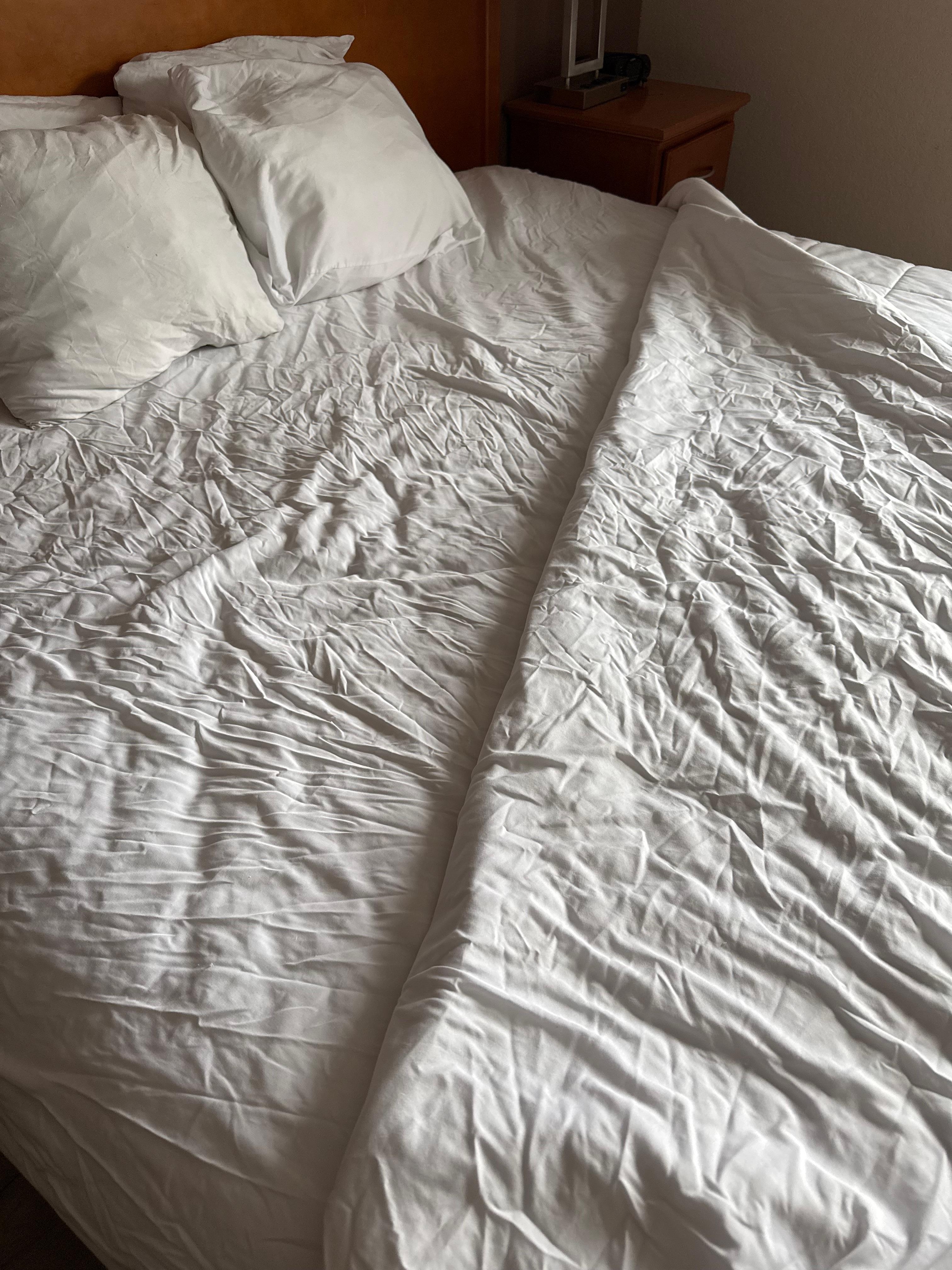 Just turned down the top blanket to see if it was clean 