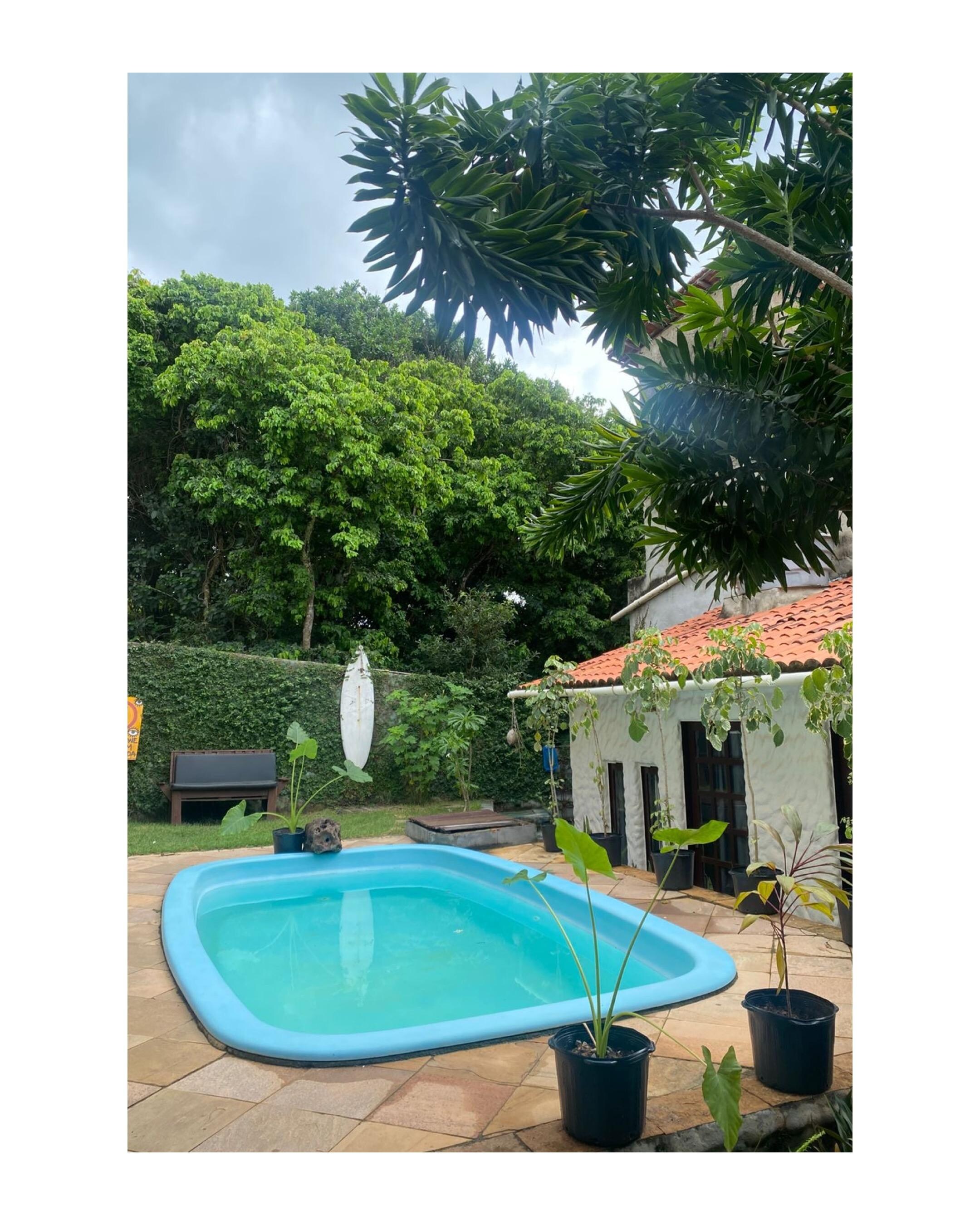 Ambiente on piscina e cozinha 