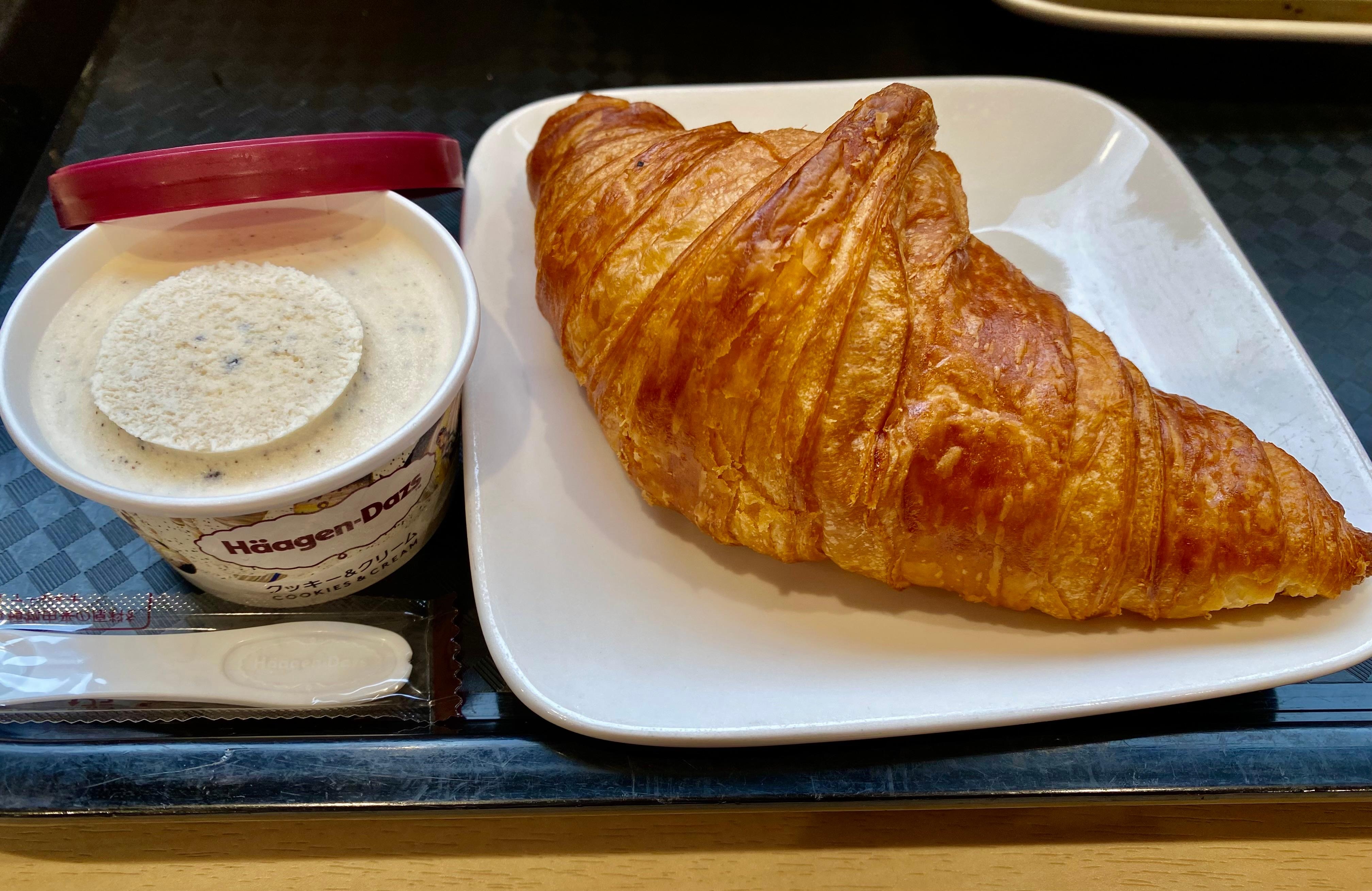 クロワッサンとハーゲンダッツアイス