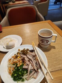 Ftee bkfst - Very nice Guilin Noodles cooked by the Resort Auntie. Fruits and coffee well served. 👍🏻