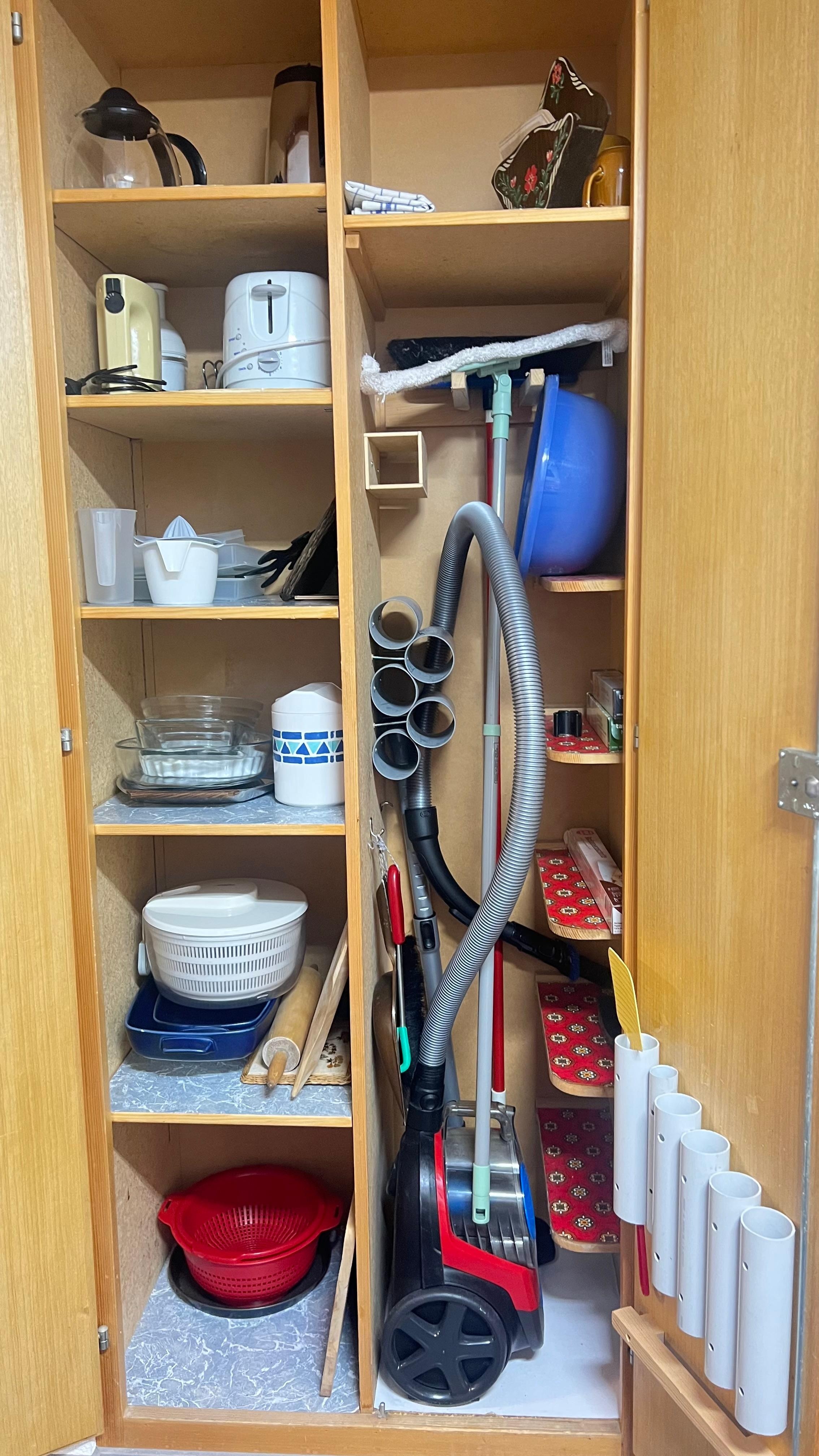 Die Zusammenstellung Küchengeräte neben Putzutensilien nicht sehr gut geglückt 