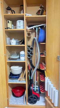 Die Zusammenstellung Küchengeräte neben Putzutensilien nicht sehr gut geglückt