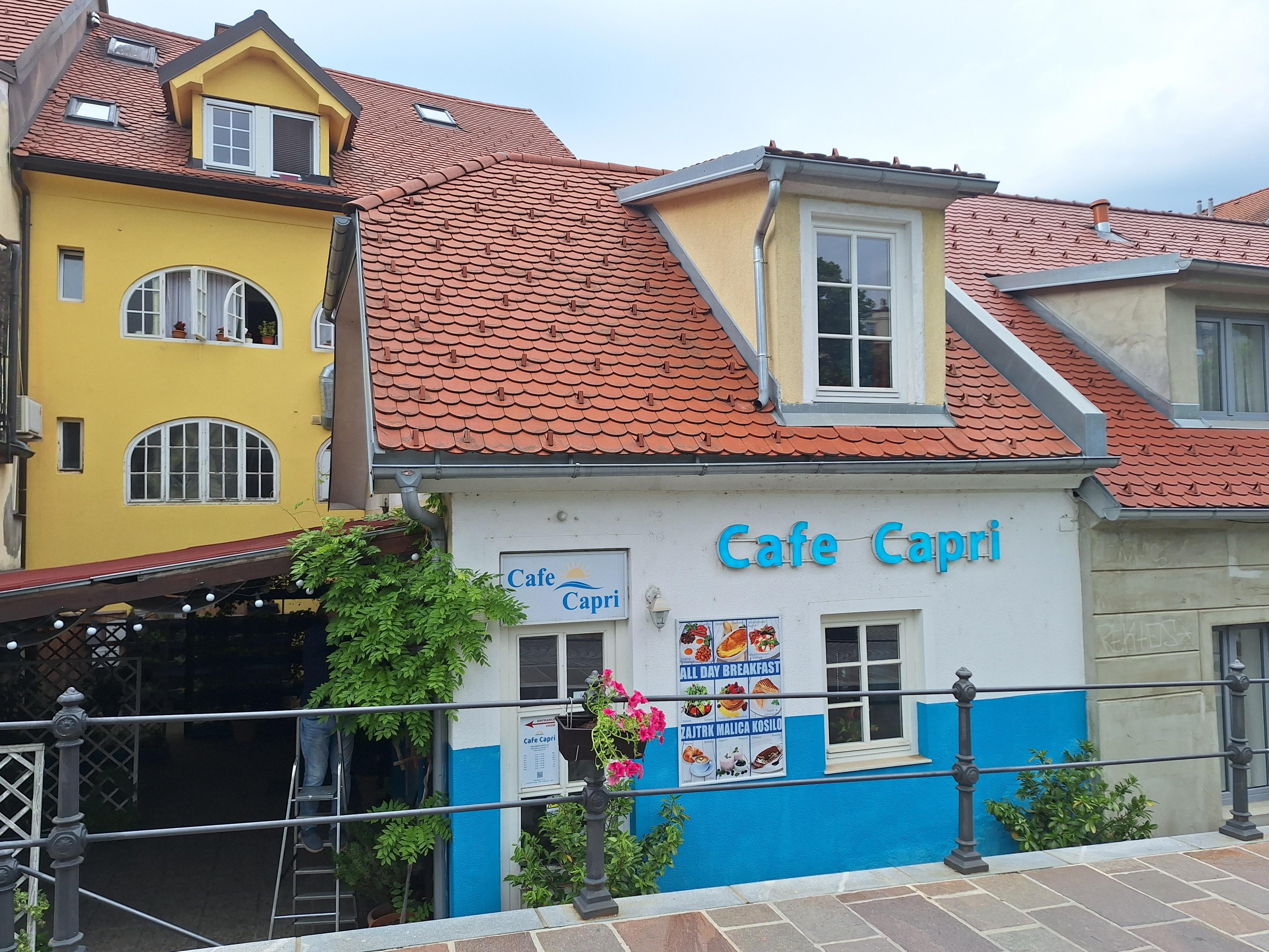 Aamiaskahvila Cafe Capri aivan naapurissa