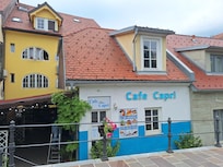 Aamiaskahvila Cafe Capri aivan naapurissa