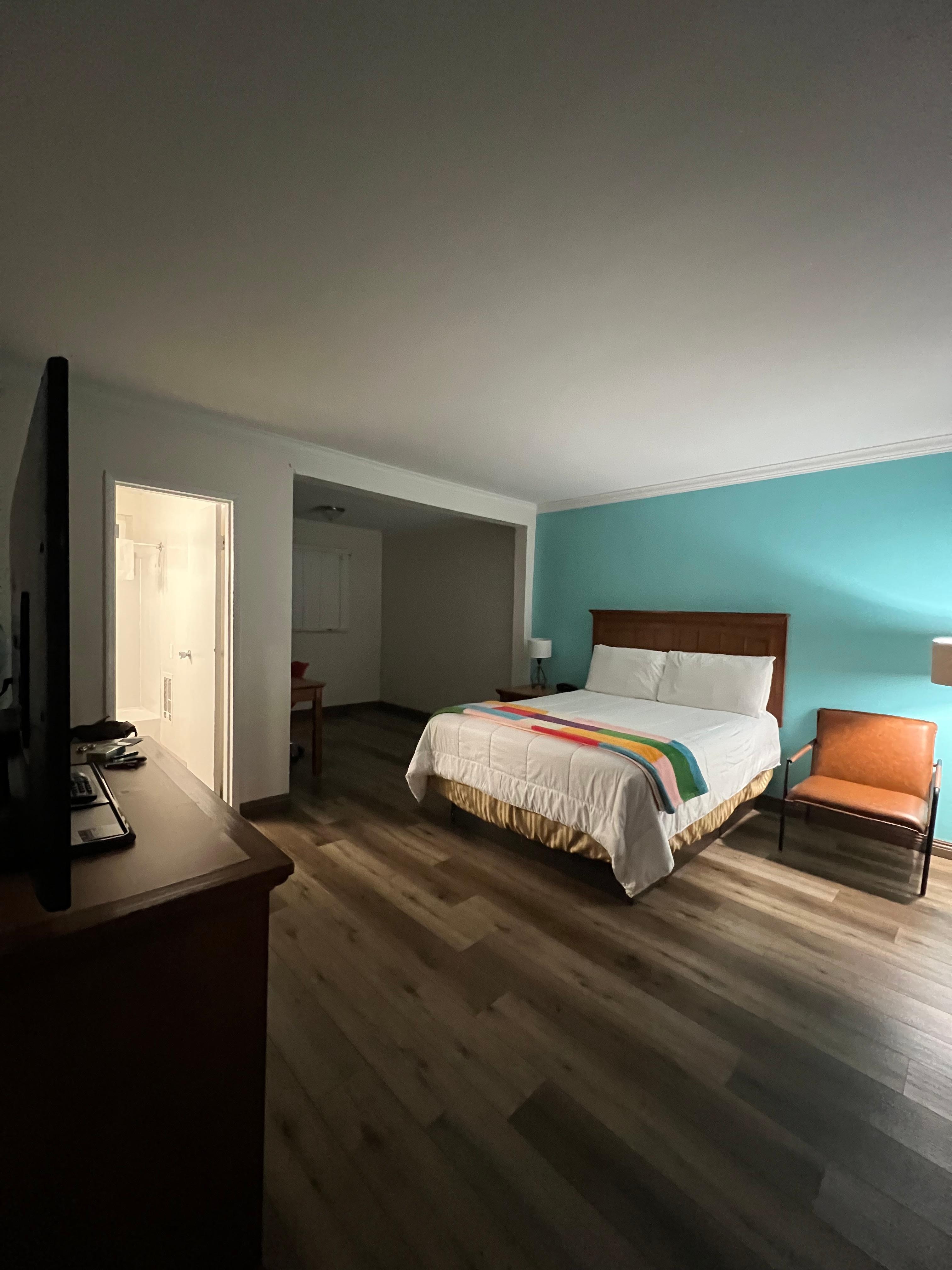 Very nice and clean spacious room. Looks remodeled. 