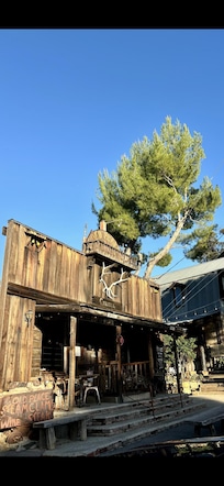 Old place restaurant and a winery next-door within walking distance so awesome