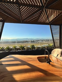 Me
Tome un vino en la terraza de áreas públicas
