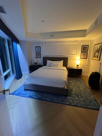 Queen bed, large bedroom
