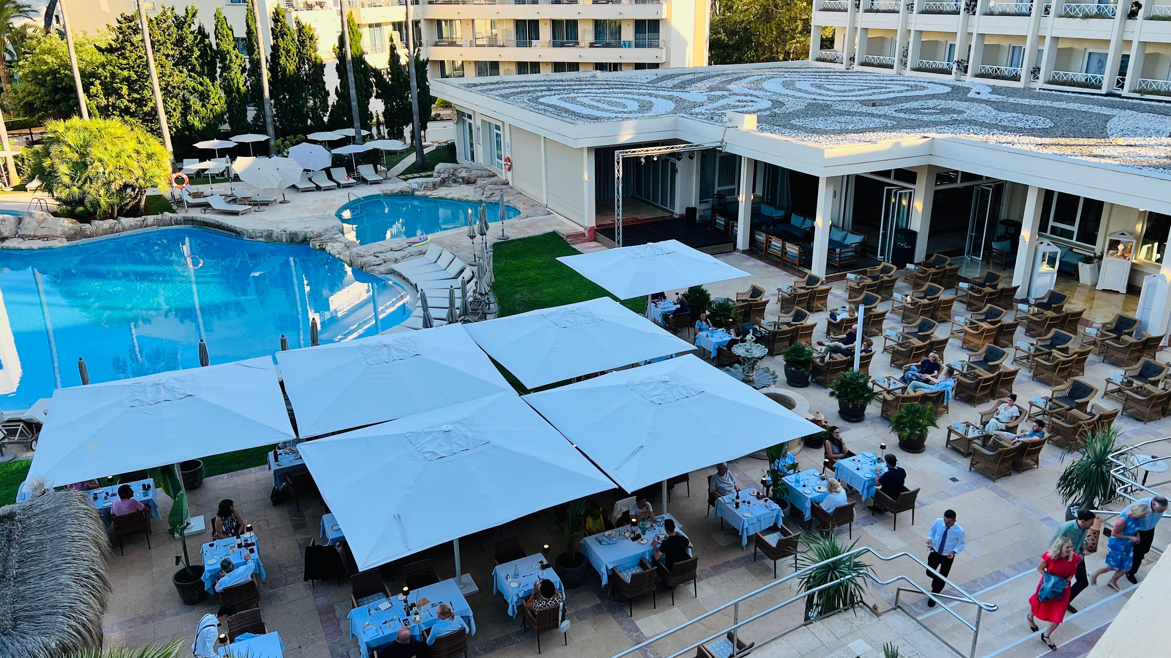 Pool and breakfast area 