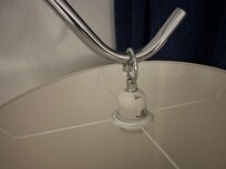 Un seul lampadaire, sans ampoule !