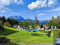 Blick vom Parkplatz zum Pool