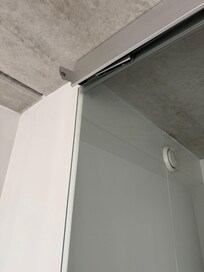 porta del bagno con binario rotto