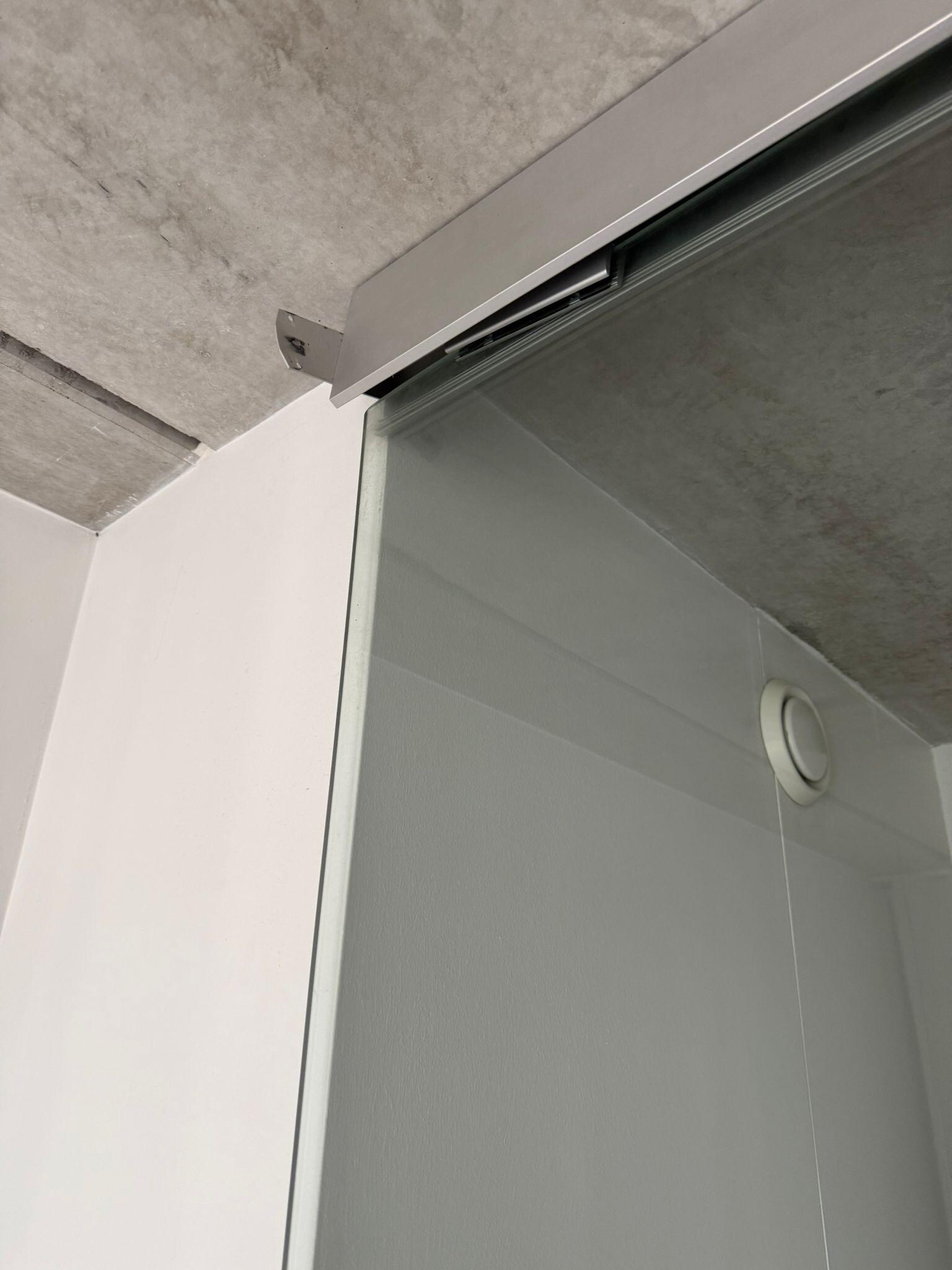 porta del bagno con binario rotto