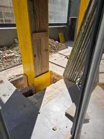 Lavori in corso , martello pneumatico, rumori, polvere, balcone inutilizzabile, chiusi con tenda scura per privacy