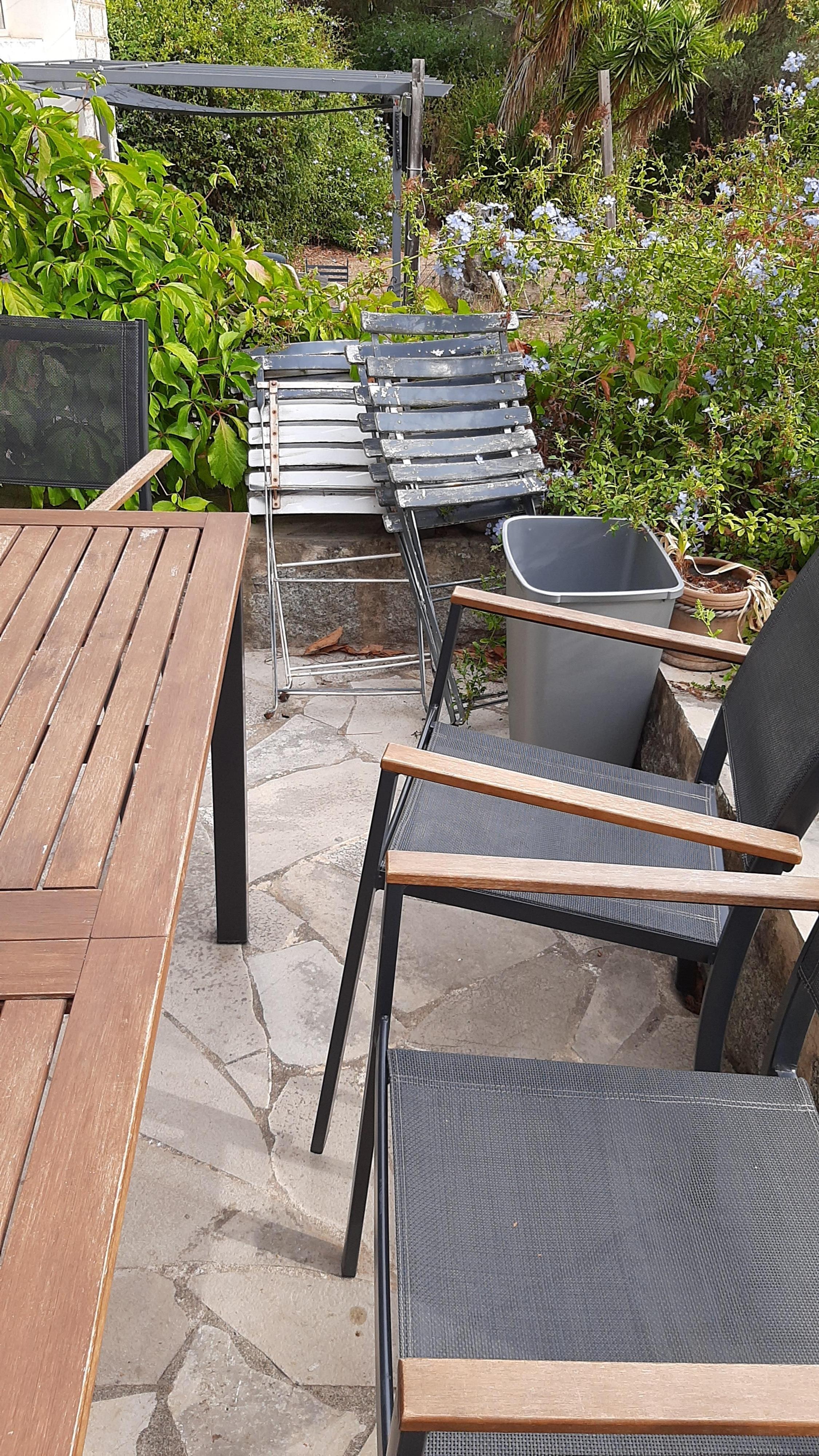 Sedie malmesse abbandonate nello spazio esterno