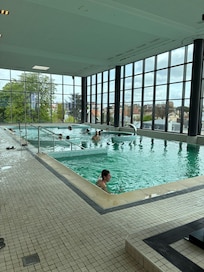Piscine à jets