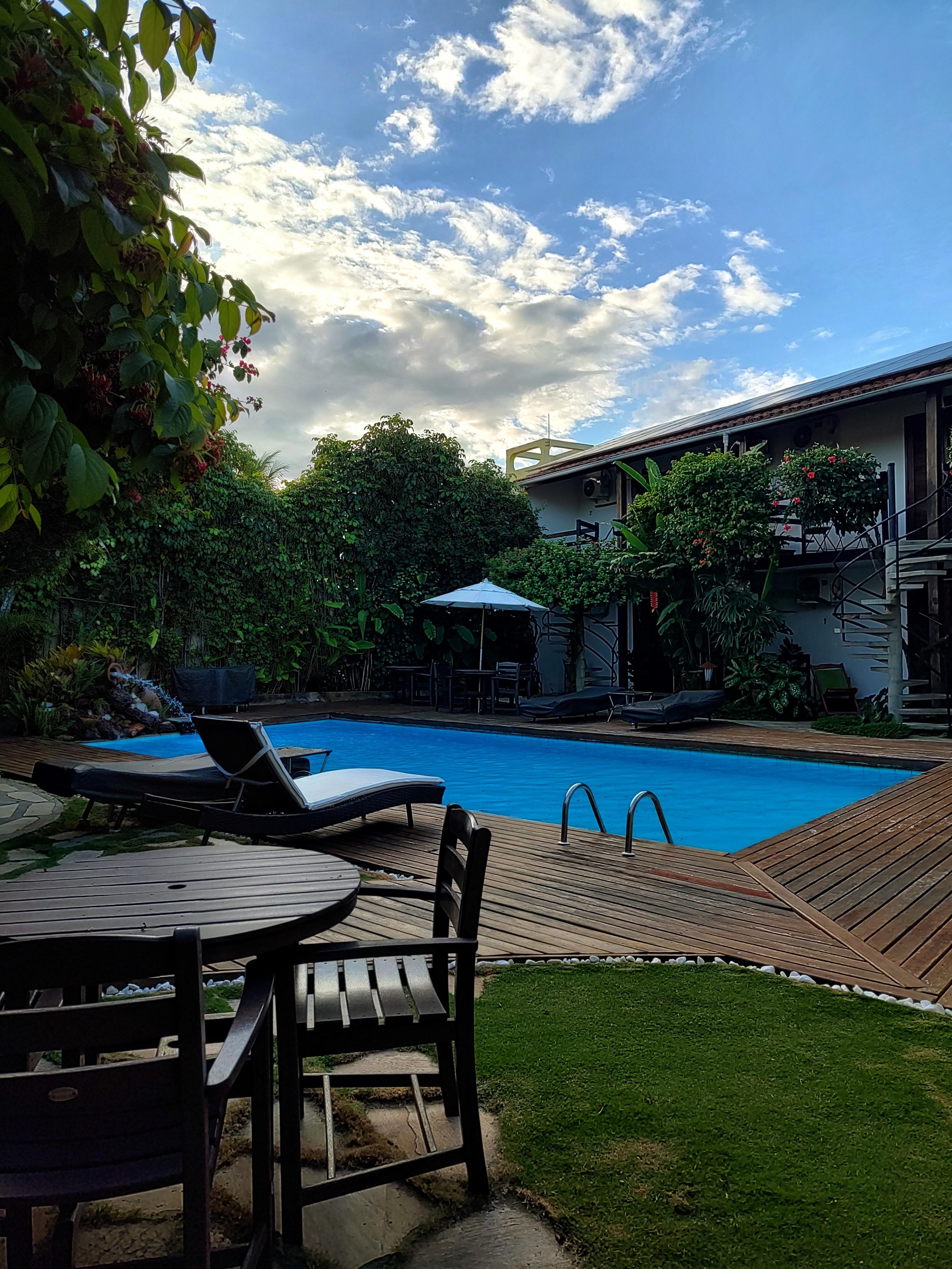 Mesa do café da manhã e piscina