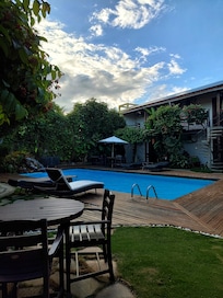 Mesa do café da manhã e piscina