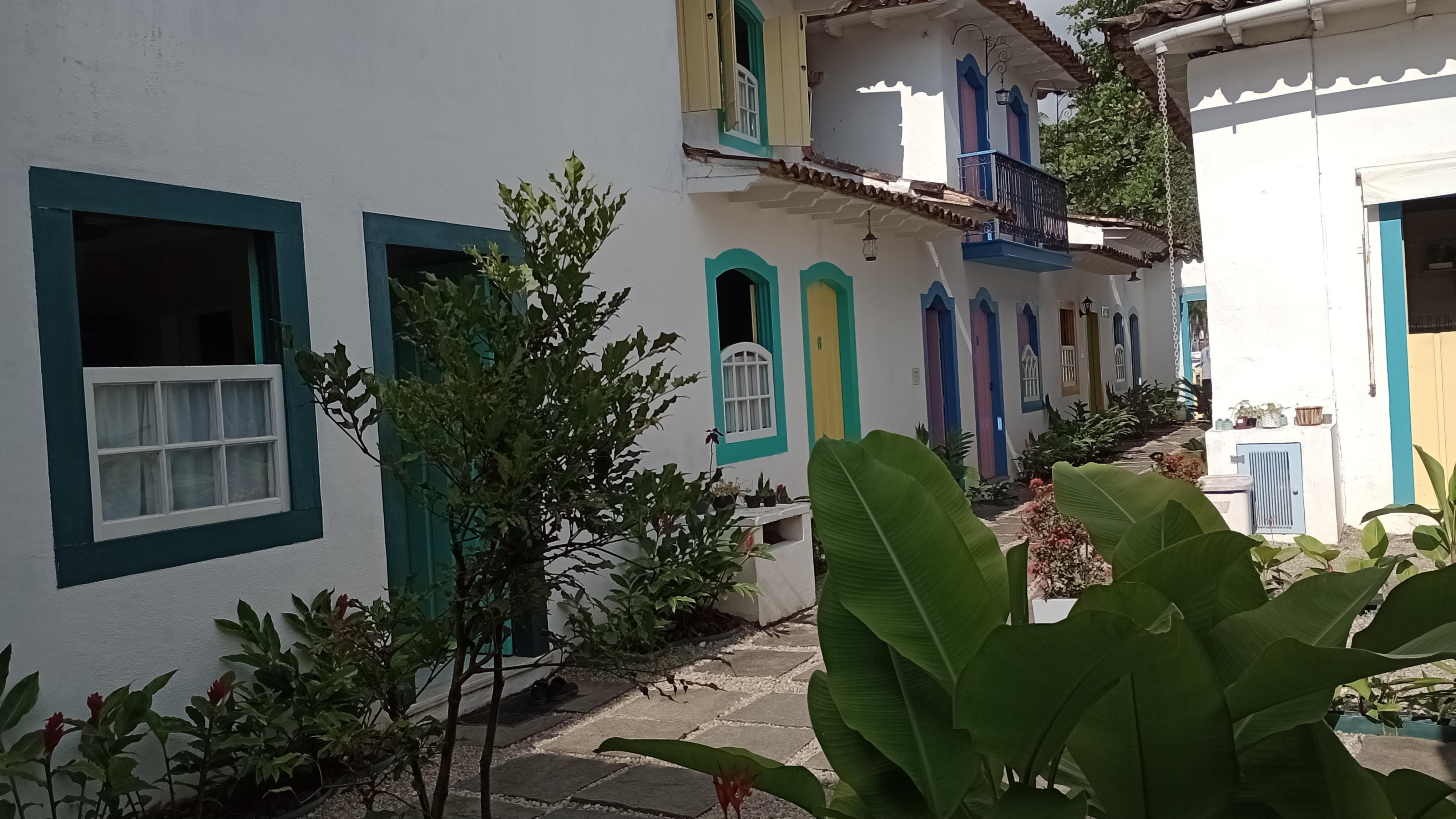 Vista da mesinha no jardim com cinzeiro para fumantes :)