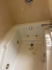 Some sort of caulking covering cracks, but not completely. Master bathtub not usable.