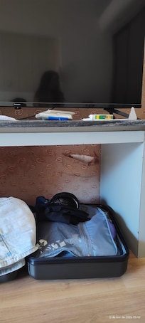 Papel de parede rasgado.