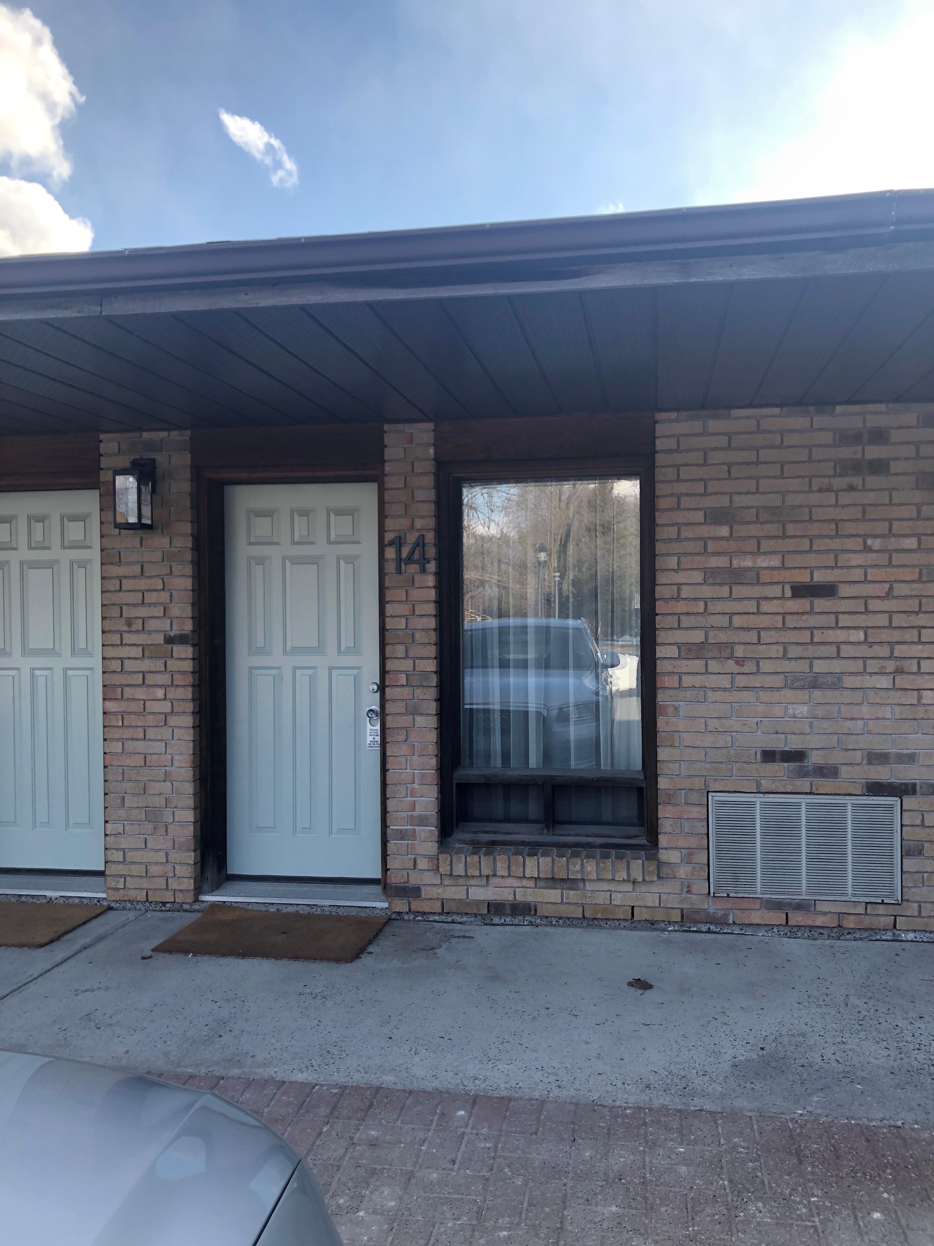 Drive up car to room like a motel and not inn.