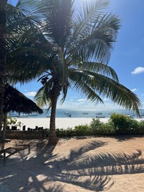 Sicht vom Hotel รผber Privatstrand zu รถffentlichem Strand