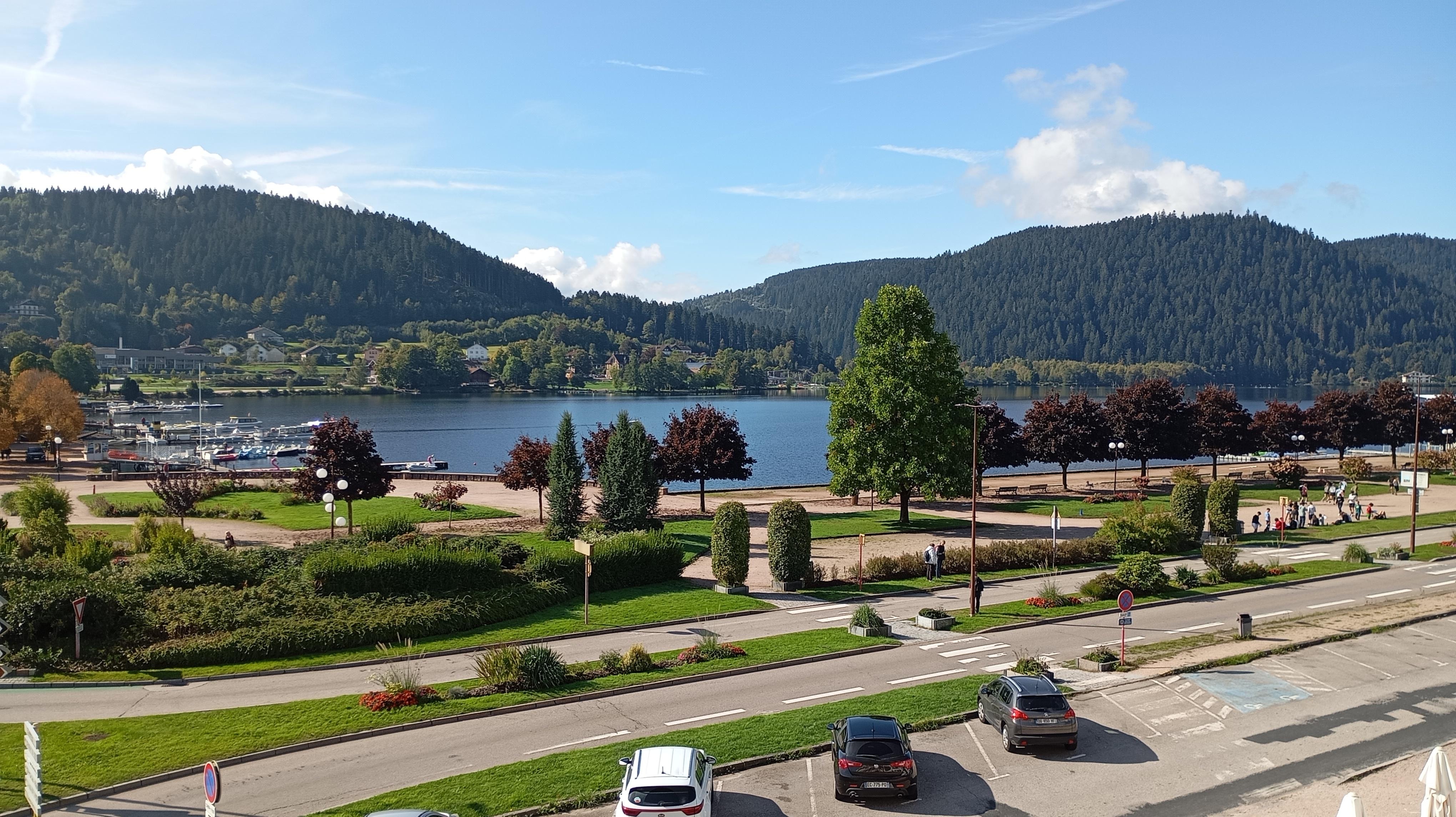 Vue sur le lac de la terrasse de l' appartement 