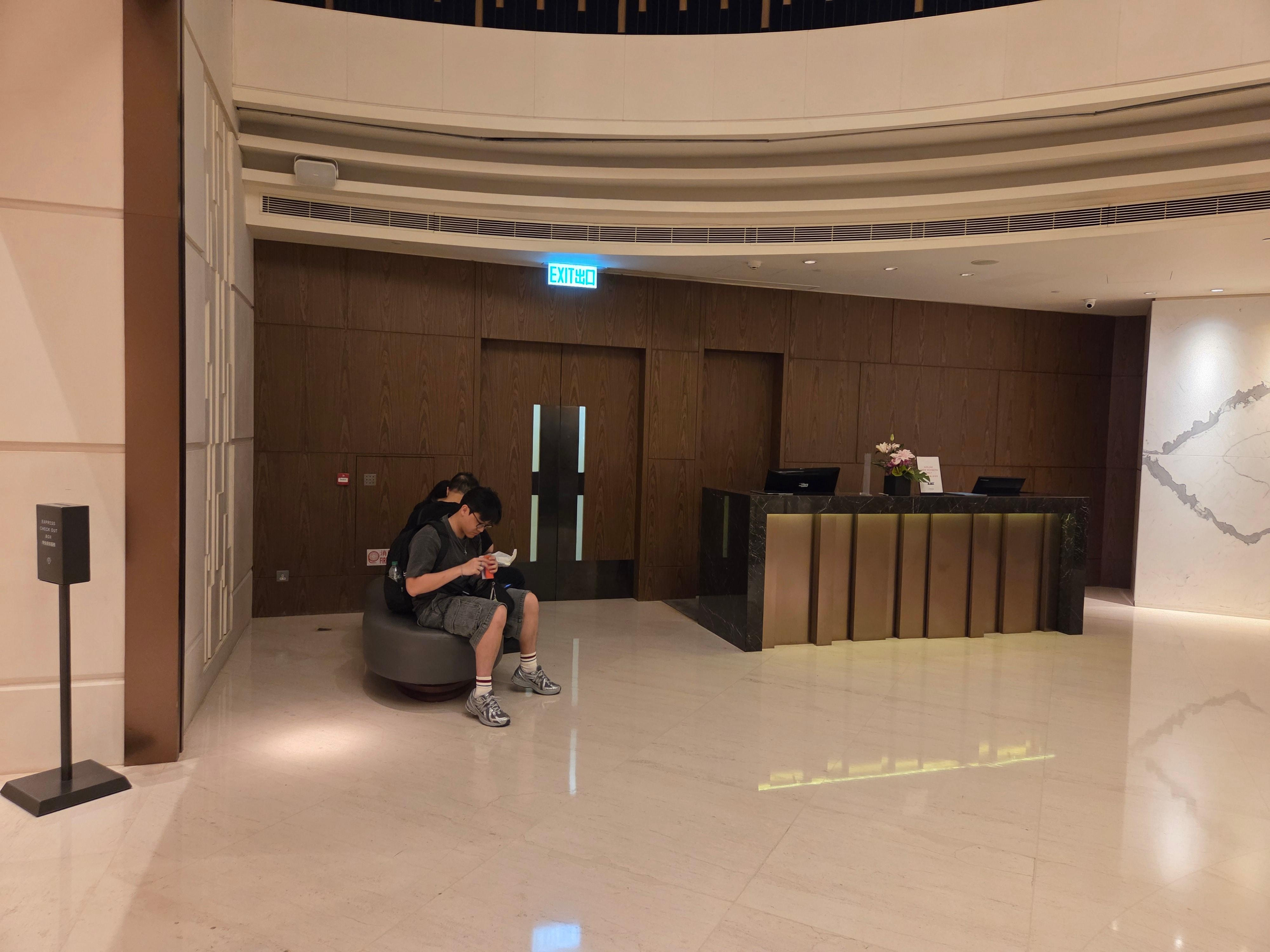 One seating area at lobby 