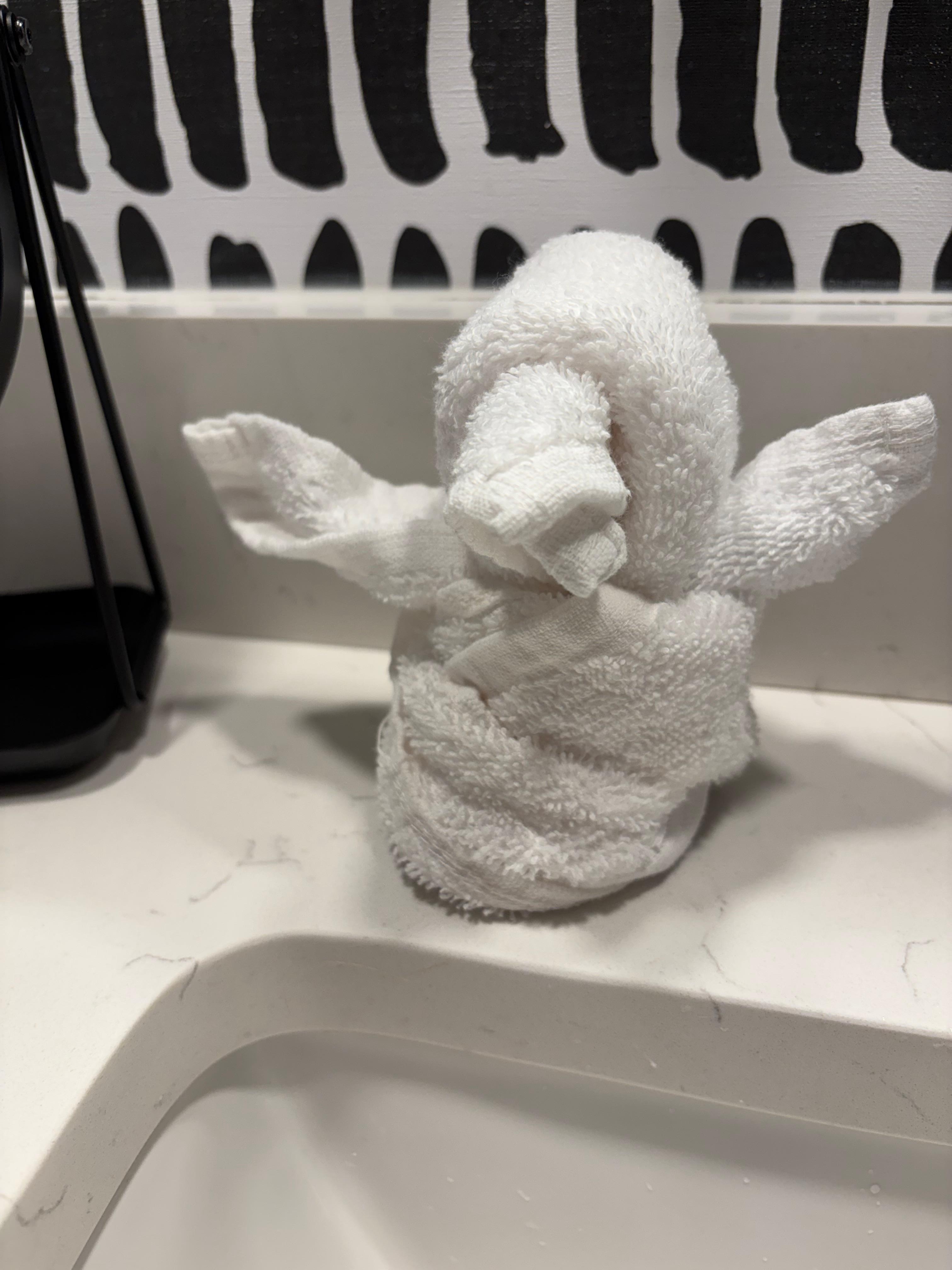 Even the towels were folded like bees!! 