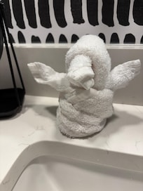 Even the towels were folded like bees!!