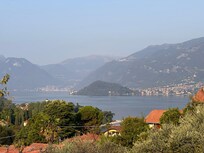 Vue sur le lac de Côme pendant le petit déjeuner