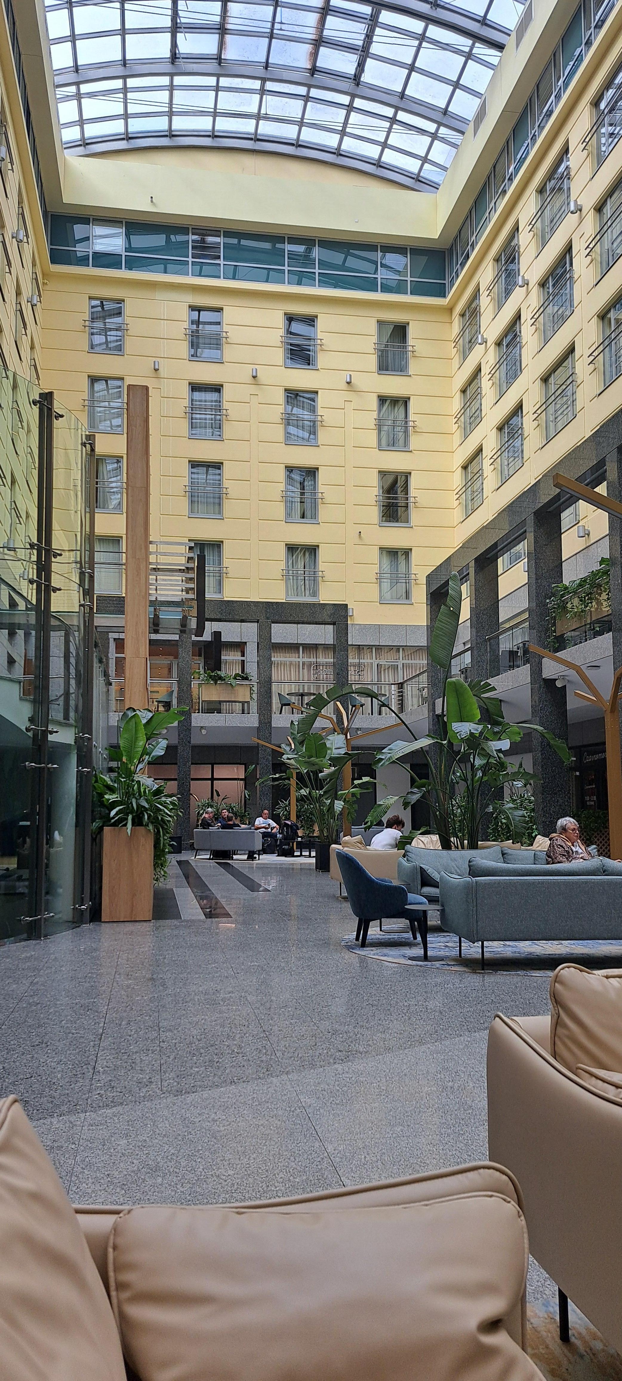 Light and spacious foyer