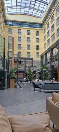 Light and spacious foyer