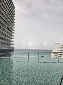 Hotels offers 4 large pools, 3 of them on the 1st floor and one on the 12th floor with great view at the ocean