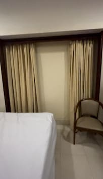 A famosa cortina. Tampando parede.