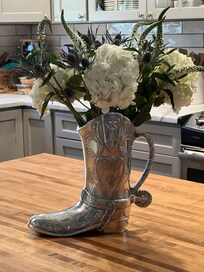 Found great flowers selection at the “Teeter” for our traveling Boot!
