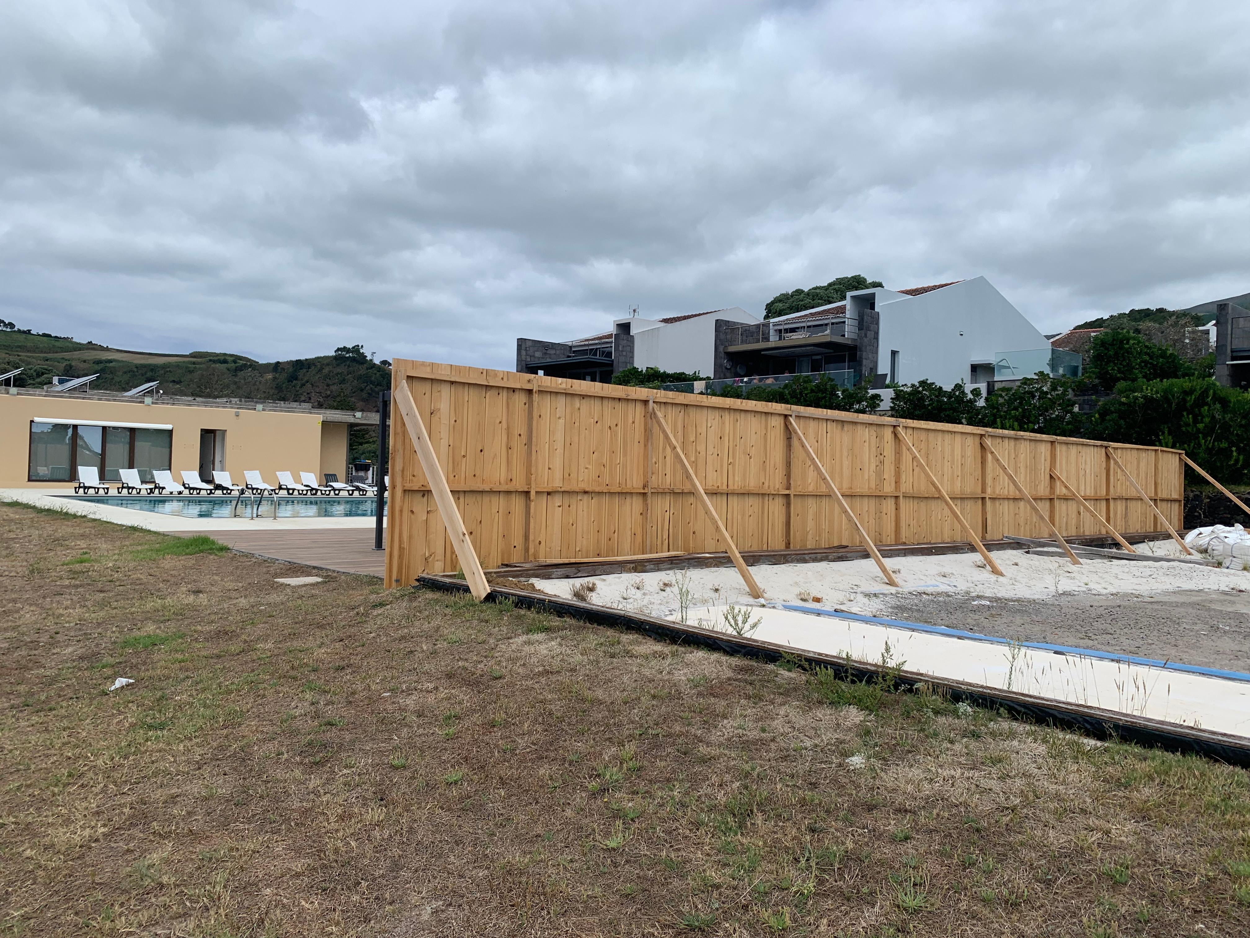 2. Pool (größer, aber abseits die Straße runter). Auch ohne Sonnenschirme. Dafür mit Bauzaun.