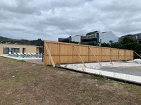 2. Pool (größer, aber abseits die Straße runter). Auch ohne Sonnenschirme. Dafür mit Bauzaun.