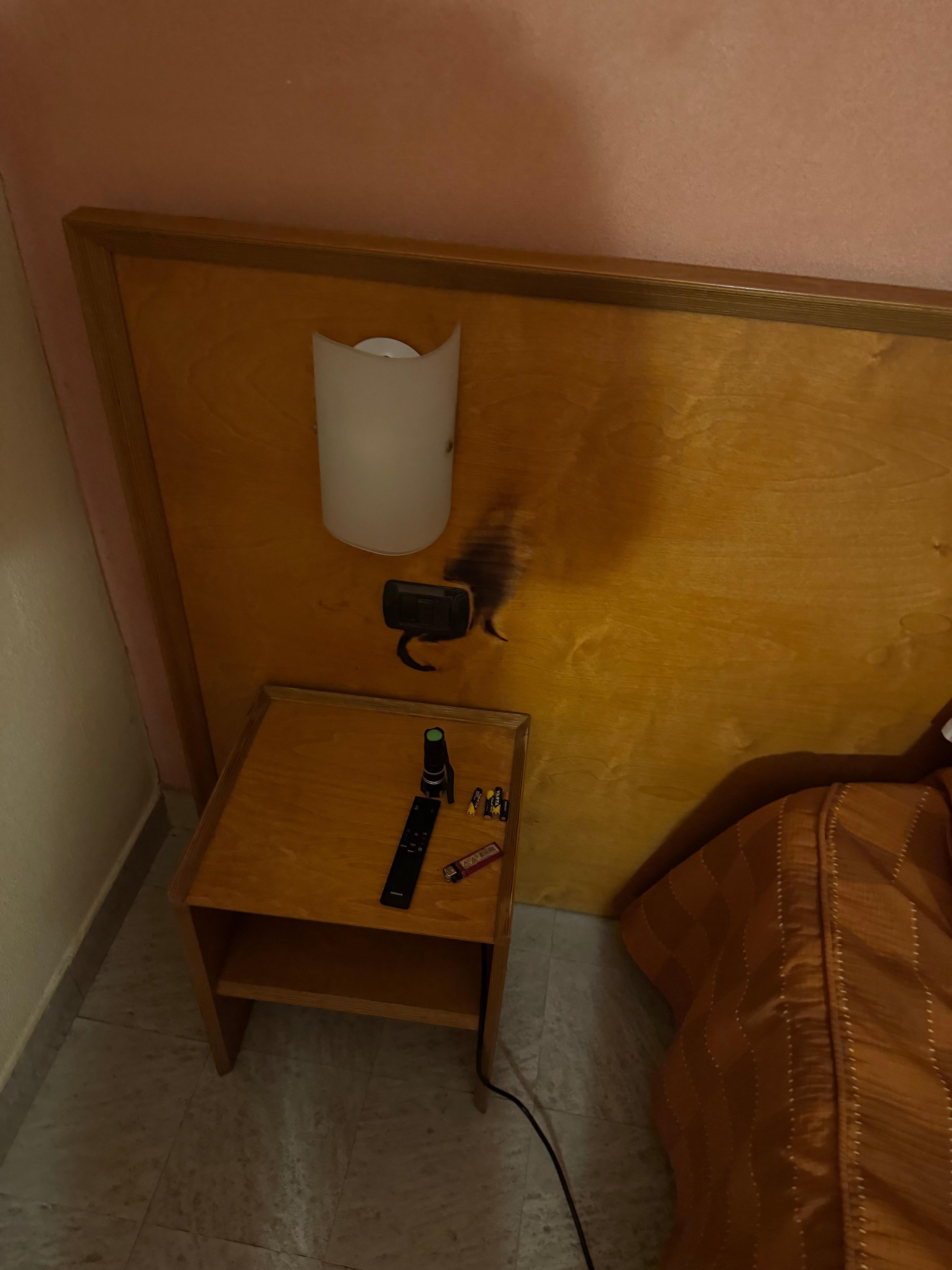 Fire damage of the light socket left of the bed