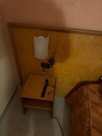 Fire damage of the light socket left of the bed