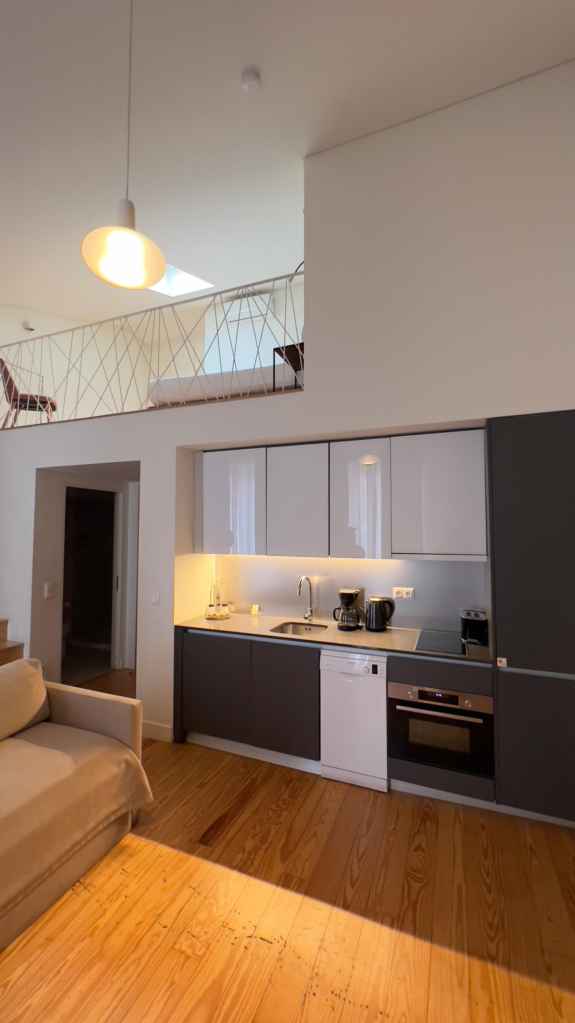 Wohnküche und Schlafcouch unten 