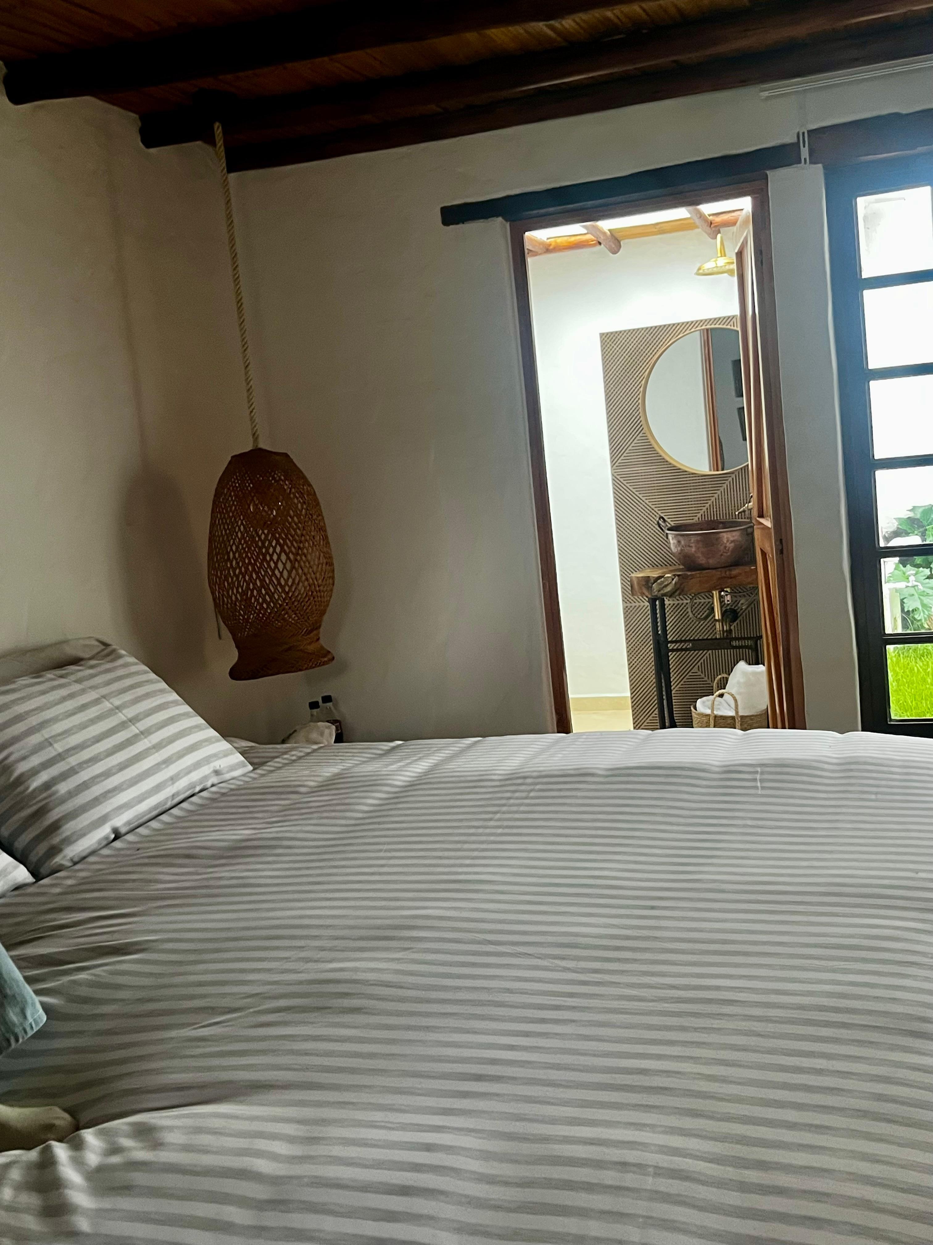 Habitación con lindo baño.