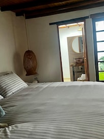 Habitación con lindo baño.